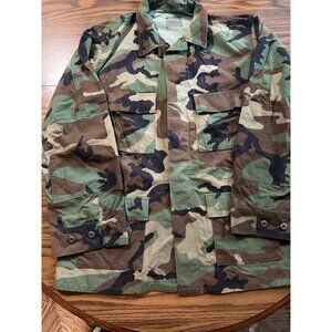 Military issue green camouflage button-up long sleeved shirt jacket size Large